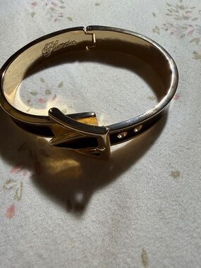 Plunder Gold and Black Belt-Style Hinged Bangle